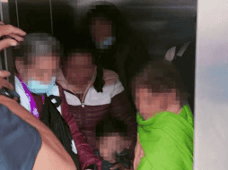 El elevador se detuvo presuntamente por exceso de peso, ya que el límite es de cuatro personas. ESPECIAL