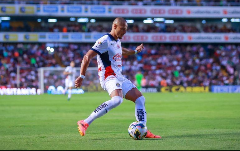 El delantero vio a un joven aficionado y decidió obsequiarle su jersey, provocando lágrimas de emoción en el niño.