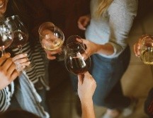 Incorporar a nuestro estilo de vida las parrandas de fines de semana implica el riesgo de no notar cuándo se tiene una adicción. UNSPLASH/Kelsey Chance