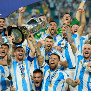 Vicepresidenta de Argentina defiende a jugadores acusados de racismo tras despido de funcionario