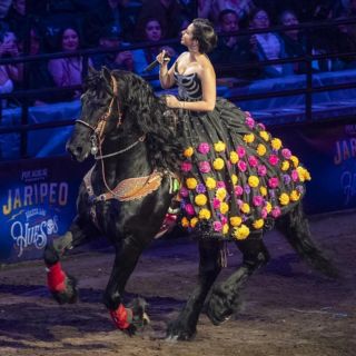 Ángela Aguilar responde a las críticas con canción de Jenni Rivera