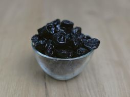 Las ciruelas pasas son alimentos muy versátiles en la cocina, por lo que se les puede ver en postres, cereales, yogures, licuados, ensaladas, dulces, y una amplia variedad de platillos. ESPECIAL / Pixabay