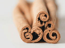 La canela ha mostrado ser efectiva en la reducción de los niveles de glucemia en ayunas y la hemoglobina glicosilada en personas con diabetes tipo 2. UNSPLASH/ Heather Barnes