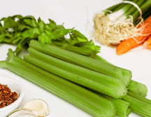 Es importante ser consciente de posibles alergias, lavar bien los vegetales y moderar su consumo según las necesidades y condiciones individuales. Como siempre, consultar con un profesional de la salud puede proporcionar una guía personalizada sobre cómo integrar el apio de manera óptima en tu dieta diaria. CANVA