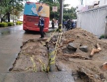 Se trató de una unidad de la ruta 622 que cayó a una zanja provocada por una obra de reparación aparentemente del SIAPA. ESPECIAL