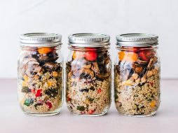La quinoa es rica en ácidos grasos, omega-3 y 6, vitaminas B, C y E, y minerales como hierro, potasio, zinc, fósforo, magnesio y calcio. ESPECIAL / Foto de Ella Olsson en Unsplash