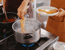 Aunque el teflón ofrece conveniencia y eficiencia en la cocina, es importante estar informado sobre los posibles riesgos para la salud asociados con su uso prolongado y manejarlo con precaución. Adoptar prácticas seguras de cocina y considerar alternativas puede ayudarte a disfrutar de una cocina saludable y segura a largo plazo. CANVA