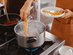 Aunque el teflón ofrece conveniencia y eficiencia en la cocina, es importante estar informado sobre los posibles riesgos para la salud asociados con su uso prolongado y manejarlo con precaución. Adoptar prácticas seguras de cocina y considerar alternativas puede ayudarte a disfrutar de una cocina saludable y segura a largo plazo. CANVA