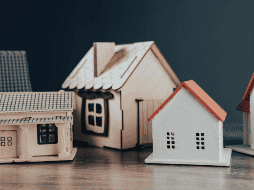 Rentar una casa por más de 5 años puede ofrecer beneficios significativos tanto para inquilinos como para propietarios, pero también implica ciertas responsabilidades y consideraciones legales. CANVA