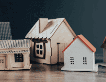 Rentar una casa por más de 5 años puede ofrecer beneficios significativos tanto para inquilinos como para propietarios, pero también implica ciertas responsabilidades y consideraciones legales. CANVA