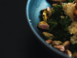 La fibra soluble presente en frutos secos como ciruelas pasas, higos secos, manzanas secas, orejones y pasas de uva es crucial para la salud digestiva y la regulación del colesterol. ESPECIAL / Foto de Sonny Mauricio en Unsplash