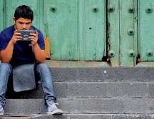 El solo hecho de inclinar la cabeza para ver el celular o la tablet, implica una carga de 30 kilogramos sobre el cuello y eso favorece la presencia de dolores cervicales. EL INFORMADOR / ARCHIVO