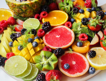 La piña no solo es una fruta deliciosa, sino también una aliada poderosa en la prevención y el tratamiento de enfermedades respiratorias como el asma, la bronquitis y la rinitis. CANVA