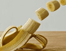 Integrar un plátano en tu alimentación diaria puede ofrecer una serie de beneficios significativos para la salud, desde mejorar la digestión y regular los niveles de azúcar en sangre, hasta apoyar la función cardiovascular y aumentar la energía.  CANVA