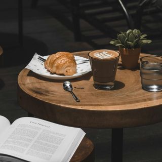 Deberías evitar estos alimentos si tomas café con regularidad