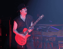 El guitarrista y compositor jalisciense, Carlos Santana, se encuentra festejando su cumpleaños y te compartimos datos curiosos que no conocías sobre él. EFE/ ARCHIVO