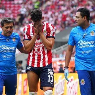 Alarma en Chivas, Chiquete sale lesionado
