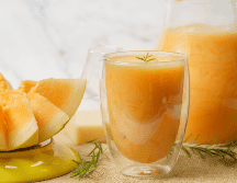 Con aproximadamente un 90% de agua, el melón es una excelente opción para hidratar el organismo y prevenir la retención de líquidos. ESPECIAL/CANVA