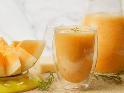 Con aproximadamente un 90% de agua, el melón es una excelente opción para hidratar el organismo y prevenir la retención de líquidos. ESPECIAL/CANVA