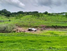 La Unidad Estatal de Protección Civil y Bomberos del Estado confirmó hoy que tres personas murieron luego de que el vehículo en el que viajaban fuera arrastrado por una corriente en el municipio de Etzatlán. CORTESÍA