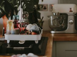 La limpieza de utensilios de cocina es esencial para mantener la higiene y prevenir enfermedades. Unsplash.