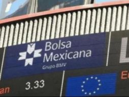En la sesión, el peso se apreció un 0.77 % frente al dólar, al cotizar en 17.94 unidades por billete verde, tras valuarse en los 18.08 en la sesión previa, según datos del Banco de México. EFE / ARCHIVO
