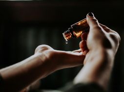 Las manos suelen sufrir sequedad y pigmentación debido a que son de las partes del cuerpo más expuestas al sol y a productos de limpieza. Unsplash.