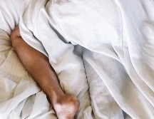 Interrupciones en el sueño, un ritmo cardiaco alto y apnea son riesgos de beber antes de dormir. UNSPLASH/DANNY G