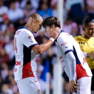 Así lidera Chicharito el vestidor de Chivas (VIDEO)