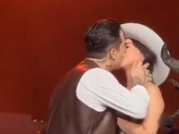 Con un vestido blanco corte recto, de mangas largas y espalda descubierta fue como la joven de 20 años se casó con Nodal. ESPECIAL.