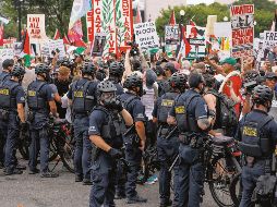 Miles tomaron las calles en las que pasó el ministro israelí para protestar por la guerra. EFE