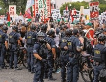 Miles tomaron las calles en las que pasó el ministro israelí para protestar por la guerra. EFE