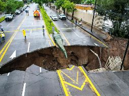 A pesar de su envergadura, el socavón no provocó daños en vehículos ni personas afectadas. EL INFORMADOR / A. Navarro