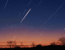 Durante el evento, los meteoros pueden alcanzar velocidades de hasta 50 kilómetros por segundo. La NASA ha observado que los restos del cometa entran en la atmósfera a unos 210.000 kilómetros por hora, y la colisión provoca un incremento de temperatura de hasta 5 mil grados en fracciones de segundo, causando la desintegración instantánea de las partículas y la formación de estelas visibles. CANVA