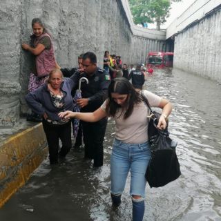Camión queda varado por inundación en Zapopan