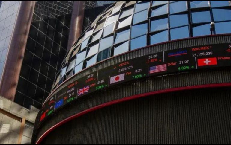 En la sesión, el peso se depreció un 0.44 % frente al dólar, al cotizar en 18.45 unidades por billete verde, tras valuarse en los 18.37 en la sesión previa, según datos del Banco de México. NTX / ARCHIVO