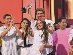 La actriz posa al momento de ganar el reality culinario. CORTESÍA