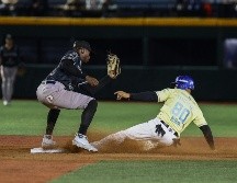 Ángelo Castellano se barre para llegar safe. El campocorto anotó una carrera y produjo otra en el juego de anoche. CORTESÍA/Charros de Jalisco
