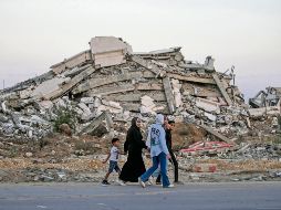 Refugiados escapan de las ruinas de una de las ciudades devastadas por los bombardeos de Israel. EFE