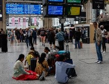 Pasajeros se han quedado varados debido a un ataque masivo a la red de trenes de Francia previo a la ceremonia de inauguración de los Juegos Olímpicos de París. EFE / EPA / MAST IRHAM