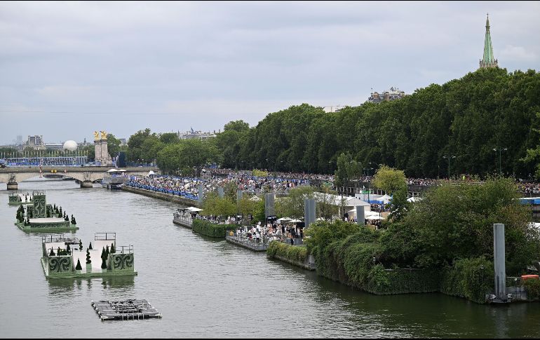 Los mejores deportistas del mundo avanzaron a través del Sena. XINHUA/ H. Huhu