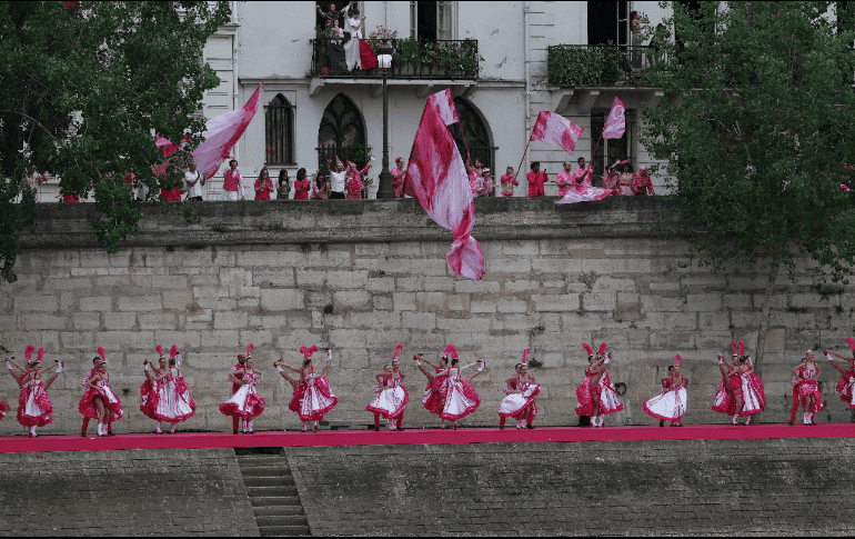 Un gran número de bailarines llenó de vida la ceremonia. EFE/ J. Muñoz