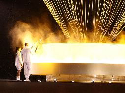 El judoca Teddy Riner y la atleta Marie-José Pérec tuvieron el honor de encender el pebetero olímpico. EFE / J.Woitas