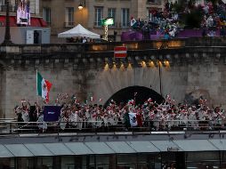 El momento se volvió aún más especial cuando, en medio del desfile, los atletas se unieron en un canto vibrante de 