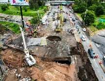 Un segundo socavón se formó en la avenida López Mateos, casi en su cruce con Periférico Sur, a unos cuantos pasos del primer bache que se generó la madrugada del jueves. EL INFORMADOR / A. Navarro