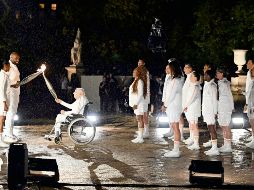 El relevo de Marie-José Perec y Teddy Riner (izq.) estuvo precedido por el de otras leyendas del deporte francés. AFP/M. Rasfan