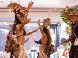 Atletas y locales se mimetizaron durante el festejo. AFP