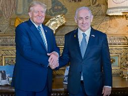 Donald Trump salió a la puerta de su hogar en Miami para recibir al Primer ministro israelí, a quien le dio su apoyo. EFE