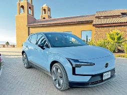 Este modelo cuenta con controles eléctricos y bocinas en las puertas. ESPECIAL