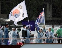 Cuando los surcoreanos agitaron su bandera en la embarcación que surcó el río Sena la noche del viernes, los parlantes les presentaron tanto en francés como en inglés como la República Democrática de Corea. EFE / Yonhap